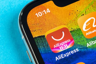 Apple iphone X akıllı telefon ekranında Aliexpress uygulama simgesi. Aliexpress uygulama simgesi. Aliexpress.com popüler e-ticaret uygulamasıdır. Sosyal medya simgesi