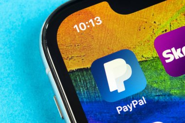 Apple iphone X akıllı telefon ekranında Paypal uygulama simgesi yakın çekim. Paypal uygulama simgesi. Paypal bir online elektronik finans ödeme sistemidir.