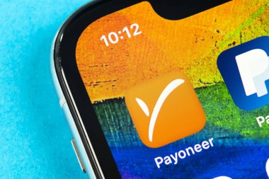 Apple iphone X smartphone ekran yakın çekim Payoneer uygulama simgesi. Payoneer app simgesi. Payoneer bir online elektronik Finans ödeme sistemidir