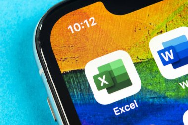 Microsoft Excel uygulama simgesi üzerinde Apple iphone X ekran yakın çekim. Microsoft office Excel app simgesi. Microsoft office üstünde hareket eden telefon. Sosyal medya