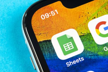 Apple iphone X akıllı telefon ekranında Google Sheets simgesi yakın çekim. Google sayfaları simgesi. Sosyal ağ. Sosyal medya simgesi