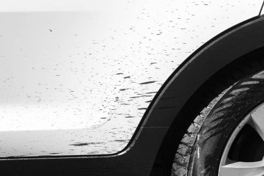 Bitüm lekesi olan çok kirli bir arabanın yan görünümü. Kirli bir cipin parçası. Kirli farlar, tekerlek ve yan panelde bataklık sıçramaları ile off-road araba tampon
