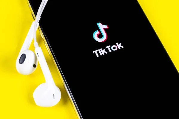 Tik Tok application icon on Apple iPhone X screen close-up. Tik Tok icon. tik tok application. Tiktok Social media network. Social media icon — Stock Photo, Image