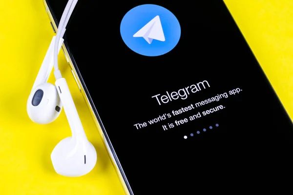 Icône de l'application Telegram X sur l'écran Apple iPhone X gros plan. icône de l'application Telegram X. Telegram X est un réseau de médias sociaux en ligne. Application de médias sociaux — Photo
