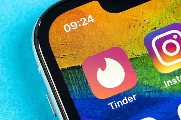 Значок приложения Tinder на экране Apple iPhone X крупным планом. Значок приложения Tinder. Приложение Tinder. Икона социальных сетей. Социальная сеть . — стоковое фото