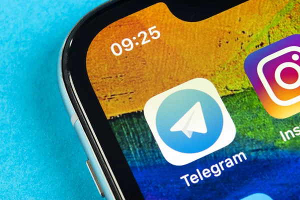 Ikon aplikasi Telegram pada layar Apple iPhone X close-up. Ikon aplikasi telegram. Telegram adalah jaringan media sosial online. Aplikasi media sosial — Stok Foto