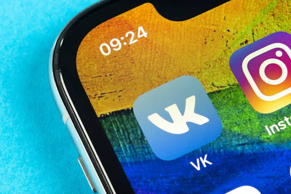 Ikon aplikasi Vkontakte pada layar Apple iPhone X close-up. Ikon aplikasi VK. Aplikasi mobile Vkontakte. Jejaring media sosial. Ikon media sosial — Stok Foto