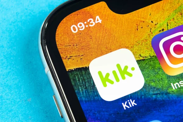 Ikon aplikasi kurir Kik pada layar Apple iPhone X close-up. Ikon aplikasi kurir KIK. Aplikasi mobile kurir Kik. Jejaring media sosial . — Stok Foto