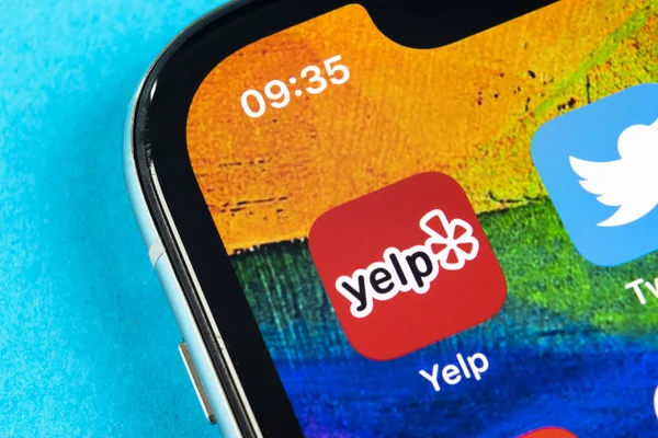 Icono de aplicación Yelp en el primer plano de la pantalla del iPhone X de Apple. Yelp icono de la aplicación. Aplicación Yelp.com. Red social. Redes sociales —  Fotos de Stock