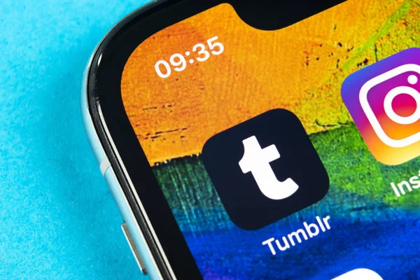 Ikon aplikasi Tumblr pada layar telepon pintar Apple iPhone X close-up. Ikon aplikasi Tumblr. Tumblr adalah jaringan sosial daring internet — Stok Foto