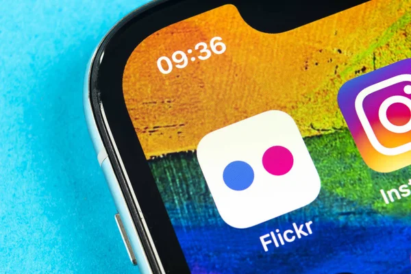 Ikon aplikasi Flickr pada layar telepon pintar Apple iPhone X close-up. Ikon aplikasi Flickr. Ikon media sosial. Jejaring sosial — Stok Foto