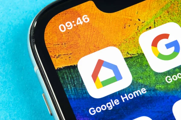Google Home ikona aplikacji na Apple iPhone X smartphone ekranu zbliżenie. Ikona aplikacji Google Home. Sieci społecznościowej. Ikona mediów społecznościowych — Zdjęcie stockowe