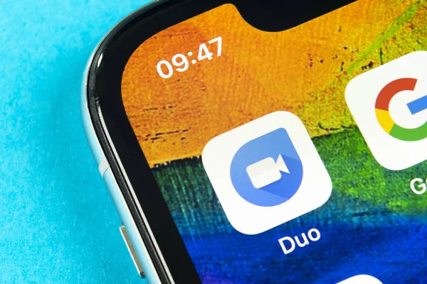 Значок приложения Google Duo на экране смартфона Apple iPhone X крупным планом. Иконка приложения дуэта Google. Социальная сеть. Ref-media — стоковое фото