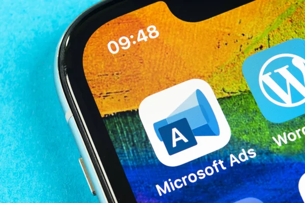Microsoft ads application icon on Apple iPhone X screen close-up. Microsoft ads app icon. Microsoft ads is online advertising application. Social media network. — Stock Photo, Image