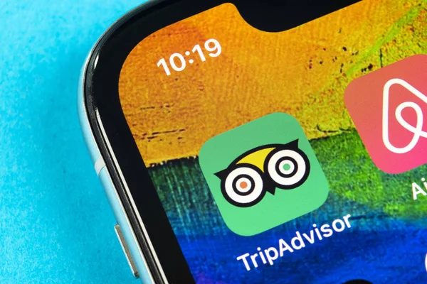 Ikon aplikasi Tripadvisor pada layar Apple iPhone X close-up. Ikon aplikasi Tripadvisor.com. Jejaring media sosial. Aplikasi media sosial — Stok Foto