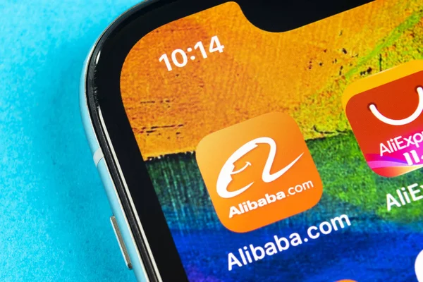 Alibaba application icon on Apple iPhone X smartphone screen close-up. Alibaba app icon. Alibaba.com is popular e-commerce application. Social media icon — Stock Photo, Image