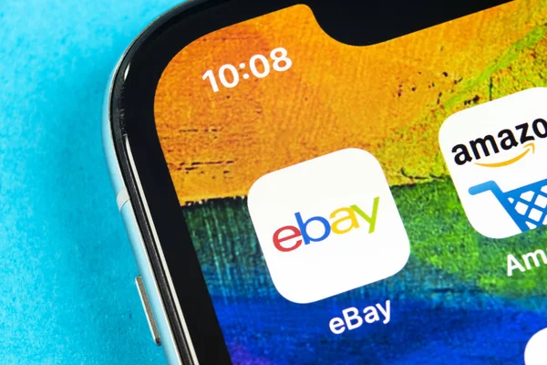 Icono de aplicación eBay en el primer plano de la pantalla del iPhone X de Apple. eBay icono de la aplicación. eBay.com es la mayor subasta en línea y sitios web de compras . — Foto de Stock