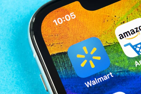 Ícone do aplicativo Walmart no Apple iPhone X tela close-up. ícone aplicativo Walmart. Walmart.com é uma empresa multinacional de varejo — Fotografia de Stock