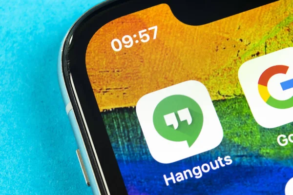 Google Hangouts ikona aplikacji na Apple iPhone X smartphone ekranu zbliżenie. Google Hangouts ikona aplikacji. Sieci społecznościowej. Ikona mediów społecznościowych — Zdjęcie stockowe