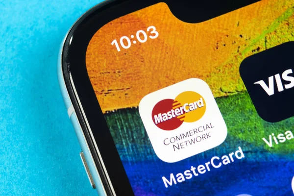 Icono de aplicación MasterCard en el primer plano de la pantalla del iPhone X de Apple. Icono de Master Card. MasterCard aplicación en línea. Aplicación de redes sociales — Foto de Stock