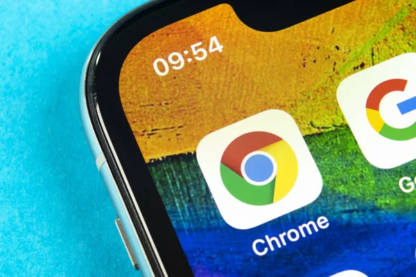 Google Chrome ikona aplikacji na Apple iPhone X ekran zbliżenie. Ikonę aplikacji Google Chrome. Aplikacji Google Chrome. Sieć mediów społecznościowych — Zdjęcie stockowe