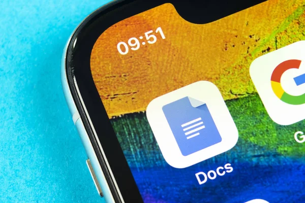 Google Docs ikona na Apple iPhone X smartphone ekranu zbliżenie. Ikonę dokumentów Google. Sieci społecznościowej. Ikona mediów społecznościowych — Zdjęcie stockowe