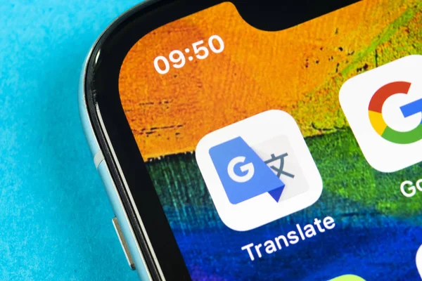 Google translate ikona aplikacji na Apple iPhone X ekran zbliżenie. Google translate ikona. Google translate aplikacji. Sieć mediów społecznościowych — Zdjęcie stockowe