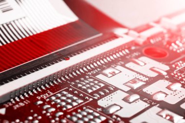 Devre panosunun mikro çipli ve elektronik parçalı makro görüntüsü. Bilgisayar donanım teknolojisi. Entegre iletişim işlemcisi. Bilgi mühendisliği. Yarı iletken. PCB. Yakın çekim.