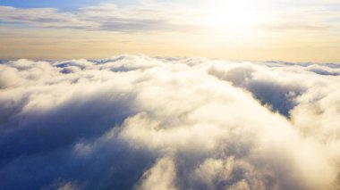 Mavi gökyüzünde havadan görünümü beyaz bulutlar. Üstten Görünüm. Drone görüntüleyin. Mavi gökyüzünde havadan görünümü beyaz bulutlar. Üstten Görünüm. Drone görüntüleyin. Hava kuş bakışı. Hava üstten görünüm cennet. Bulutlar doku. Yukarıdan görüntüleyin. Gündoğumu veya günbatımı bulutlar üzerinde