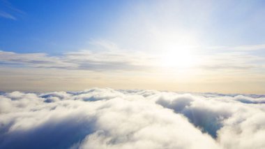 Mavi gökyüzünde havadan görünümü beyaz bulutlar. Üstten görünüm. Drone görüntüleyin. Hava kuş bakışı. Hava üstten görünüm cennet. Bulutlar doku. Yukarıdan görüntüleyin. Gündoğumu veya günbatımı bulutlar üzerinde