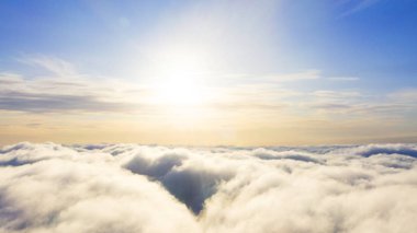 Mavi gökyüzünde havadan görünümü beyaz bulutlar. Üstten Görünüm. Drone görüntüleyin. Mavi gökyüzünde havadan görünümü beyaz bulutlar. Üstten Görünüm. Drone görüntüleyin. Hava kuş bakışı. Hava üstten görünüm cennet. Bulutlar doku. Yukarıdan görüntüleyin. Gündoğumu veya günbatımı bulutlar üzerinde
