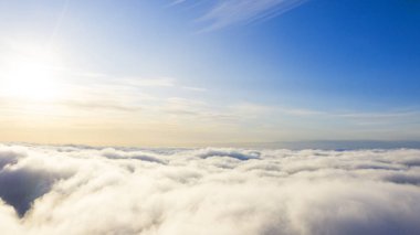 Mavi gökyüzünde havadan görünümü beyaz bulutlar. Üstten görünüm. Drone görüntüleyin. Hava kuş bakışı. Hava üstten görünüm cennet. Bulutlar doku. Yukarıdan görüntüleyin. Gündoğumu veya günbatımı bulutlar üzerinde