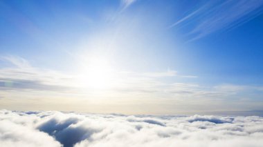 Mavi gökyüzünde havadan görünümü beyaz bulutlar. Üstten görünüm. Drone görüntüleyin. Hava kuş bakışı. Hava üstten görünüm cennet. Bulutlar doku. Yukarıdan görüntüleyin. Gündoğumu veya günbatımı bulutlar üzerinde