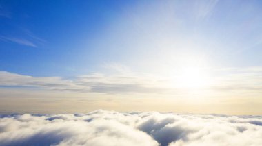 Mavi gökyüzünde havadan görünümü beyaz bulutlar. Üstten görünüm. Drone görüntüleyin. Hava kuş bakışı. Hava üstten görünüm cennet. Bulutlar doku. Yukarıdan görüntüleyin. Gündoğumu veya günbatımı bulutlar üzerinde