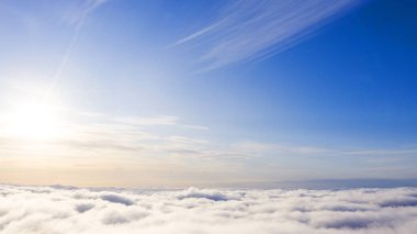 Mavi gökyüzünde havadan görünümü beyaz bulutlar. Üstten Görünüm. Drone görüntüleyin. Mavi gökyüzünde havadan görünümü beyaz bulutlar. Üstten Görünüm. Drone görüntüleyin. Hava kuş bakışı. Hava üstten görünüm cennet. Bulutlar doku. Yukarıdan görüntüleyin. Gündoğumu veya günbatımı bulutlar üzerinde
