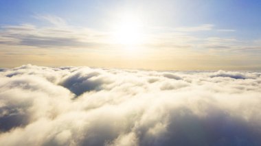 Mavi gökyüzünde havadan görünümü beyaz bulutlar. Üstten Görünüm. Drone görüntüleyin. Mavi gökyüzünde havadan görünümü beyaz bulutlar. Üstten Görünüm. Drone görüntüleyin. Hava kuş bakışı. Hava üstten görünüm cennet. Bulutlar doku. Yukarıdan görüntüleyin. Gündoğumu veya günbatımı bulutlar üzerinde
