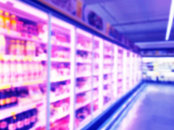 Abstrakte verschwommene Supermärkte und Kühlschränke in Kaufhäusern. Innenraum Einkaufszentrum defokussiert Hintergrund. Business Food. Bokeh Licht Hintergrund. Supermarkt verschwimmen. Getränkezonenkonzept — Stockfoto