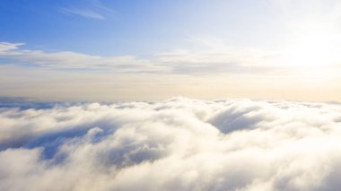 Mavi gökyüzünde havadan görünümü beyaz bulutlar. Üstten görünüm. Drone görüntüleyin. Hava kuş bakışı. Hava üstten görünüm cennet. Bulutlar doku. Yukarıdan görüntüleyin. Gündoğumu veya günbatımı bulutlar üzerinde
