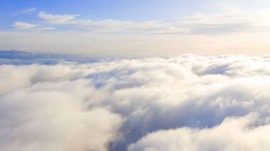 Mavi gökyüzünde havadan görünümü beyaz bulutlar. Üstten Görünüm. Drone görüntüleyin. Mavi gökyüzünde havadan görünümü beyaz bulutlar. Üstten Görünüm. Drone görüntüleyin. Hava kuş bakışı. Hava üstten görünüm cennet. Bulutlar doku. Yukarıdan görüntüleyin. Gündoğumu veya günbatımı bulutlar üzerinde