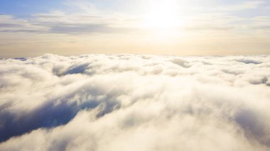 Mavi gökyüzünde havadan görünümü beyaz bulutlar. Üstten Görünüm. Drone görüntüleyin. Mavi gökyüzünde havadan görünümü beyaz bulutlar. Üstten Görünüm. Drone görüntüleyin. Hava kuş bakışı. Hava üstten görünüm cennet. Bulutlar doku. Yukarıdan görüntüleyin. Gündoğumu veya günbatımı bulutlar üzerinde