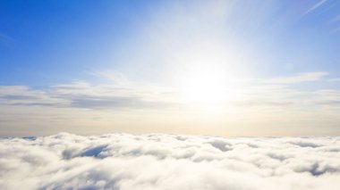 Mavi gökyüzünde havadan görünümü beyaz bulutlar. Üstten görünüm. Drone görüntüleyin. Hava kuş bakışı. Hava üstten görünüm cennet. Bulutlar doku. Yukarıdan görüntüleyin. Gündoğumu veya günbatımı bulutlar üzerinde