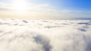 Mavi gökyüzünde havadan görünümü beyaz bulutlar. Üstten görünüm. Drone görüntüleyin. Hava kuş bakışı. Hava üstten görünüm cennet. Bulutlar doku. Yukarıdan görüntüleyin. Gündoğumu veya günbatımı bulutlar üzerinde