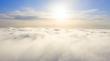 Mavi gökyüzünde havadan görünümü beyaz bulutlar. Üstten Görünüm. Drone görüntüleyin. Mavi gökyüzünde havadan görünümü beyaz bulutlar. Üstten Görünüm. Drone görüntüleyin. Hava kuş bakışı. Hava üstten görünüm cennet. Bulutlar doku. Yukarıdan görüntüleyin. Gündoğumu veya günbatımı bulutlar üzerinde