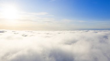 Mavi gökyüzünde havadan görünümü beyaz bulutlar. Üstten Görünüm. Drone görüntüleyin. Mavi gökyüzünde havadan görünümü beyaz bulutlar. Üstten Görünüm. Drone görüntüleyin. Hava kuş bakışı. Hava üstten görünüm cennet. Bulutlar doku. Yukarıdan görüntüleyin. Gündoğumu veya günbatımı bulutlar üzerinde