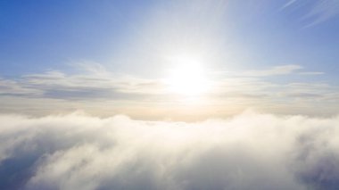 Mavi gökyüzünde havadan görünümü beyaz bulutlar. Üstten Görünüm. Drone görüntüleyin. Mavi gökyüzünde havadan görünümü beyaz bulutlar. Üstten Görünüm. Drone görüntüleyin. Hava kuş bakışı. Hava üstten görünüm cennet. Bulutlar doku. Yukarıdan görüntüleyin. Gündoğumu veya günbatımı bulutlar üzerinde