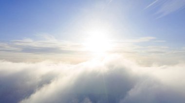 Mavi gökyüzünde havadan görünümü beyaz bulutlar. Üstten Görünüm. Drone görüntüleyin. Mavi gökyüzünde havadan görünümü beyaz bulutlar. Üstten Görünüm. Drone görüntüleyin. Hava kuş bakışı. Hava üstten görünüm cennet. Bulutlar doku. Yukarıdan görüntüleyin. Gündoğumu veya günbatımı bulutlar üzerinde