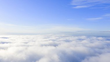 Mavi gökyüzünde havadan görünümü beyaz bulutlar. Üstten görünüm. Drone görüntüleyin. Hava kuş bakışı. Hava üstten görünüm cennet. Bulutlar doku. Yukarıdan görüntüleyin. Gündoğumu veya günbatımı bulutlar üzerinde