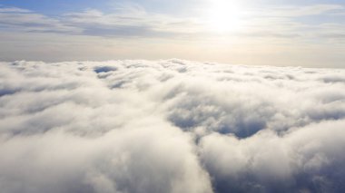 Mavi gökyüzünde havadan görünümü beyaz bulutlar. Üstten görünüm. Drone görüntüleyin. Hava kuş bakışı. Hava üstten görünüm cennet. Bulutlar doku. Yukarıdan görüntüleyin. Gündoğumu veya günbatımı bulutlar üzerinde