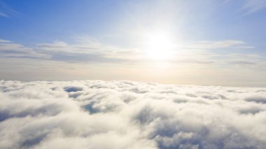 Mavi gökyüzünde havadan görünümü beyaz bulutlar. Üstten Görünüm. Drone görüntüleyin. Mavi gökyüzünde havadan görünümü beyaz bulutlar. Üstten Görünüm. Drone görüntüleyin. Hava kuş bakışı. Hava üstten görünüm cennet. Bulutlar doku. Yukarıdan görüntüleyin. Gündoğumu veya günbatımı bulutlar üzerinde