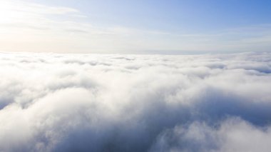 Mavi gökyüzünde havadan görünümü beyaz bulutlar. Üstten Görünüm. Drone görüntüleyin. Mavi gökyüzünde havadan görünümü beyaz bulutlar. Üstten Görünüm. Drone görüntüleyin. Hava kuş bakışı. Hava üstten görünüm cennet. Bulutlar doku. Yukarıdan görüntüleyin. Gündoğumu veya günbatımı bulutlar üzerinde